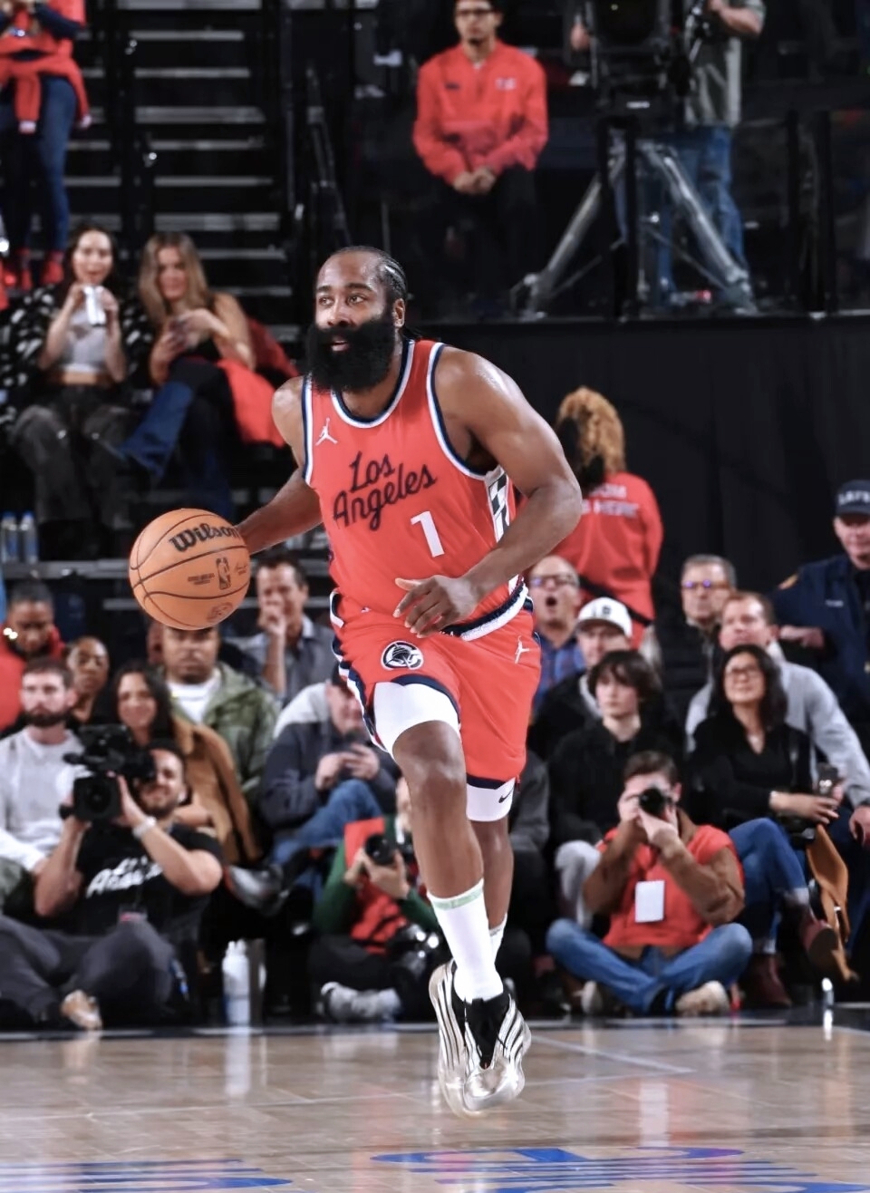 雄鹿主场取胜，技高一筹击败快船