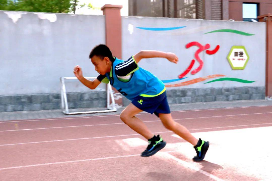 选手们为战胜困难而努力拼搏 选手们为战胜困难而努力拼搏