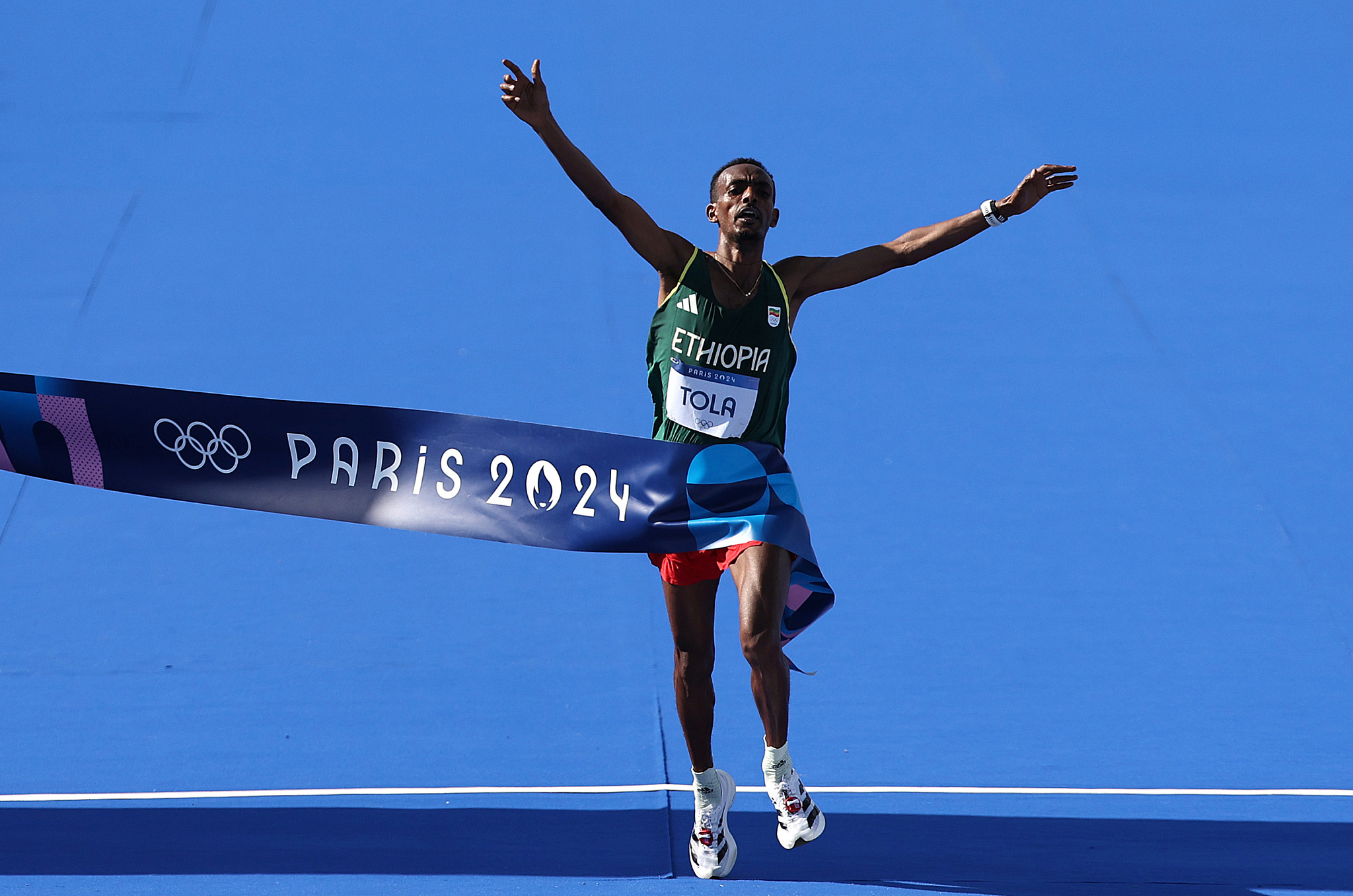 荷兰自行车选手奋力争先摘得金牌