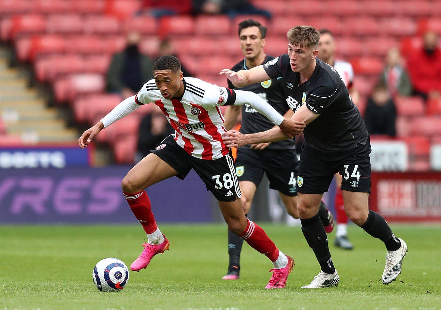 关于英冠球队成功签下西甲壮年，引发球迷期待的信息