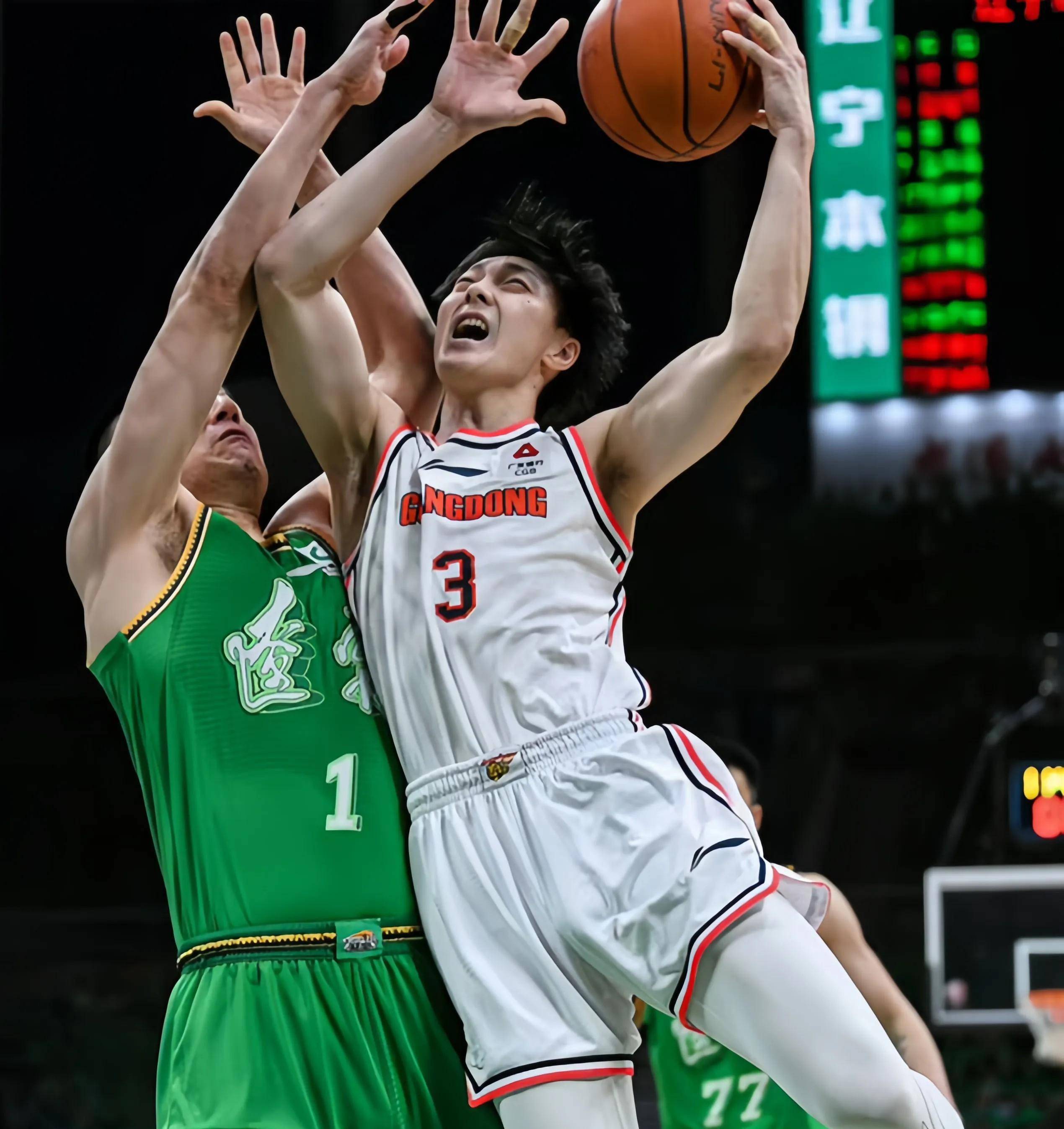 辽宁男篮取得胜利，赢得掌声