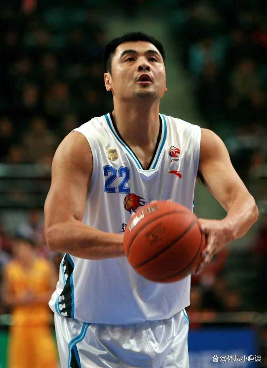 男篮联赛球员的技术风采让人眼前一亮