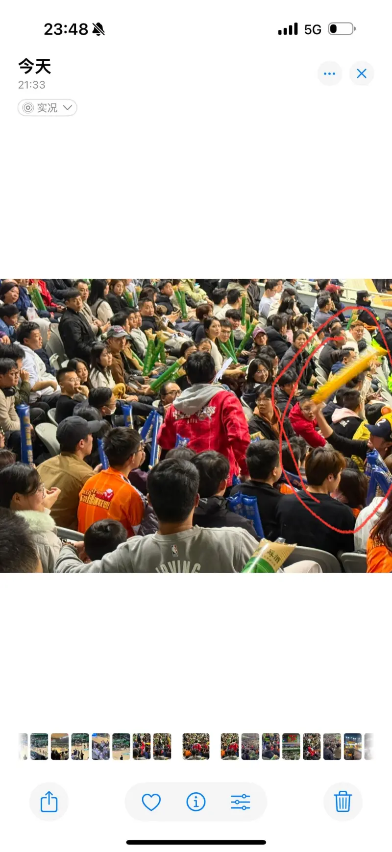 精彩比赛场面营造紧张氛围，球迷热情高涨的简单介绍