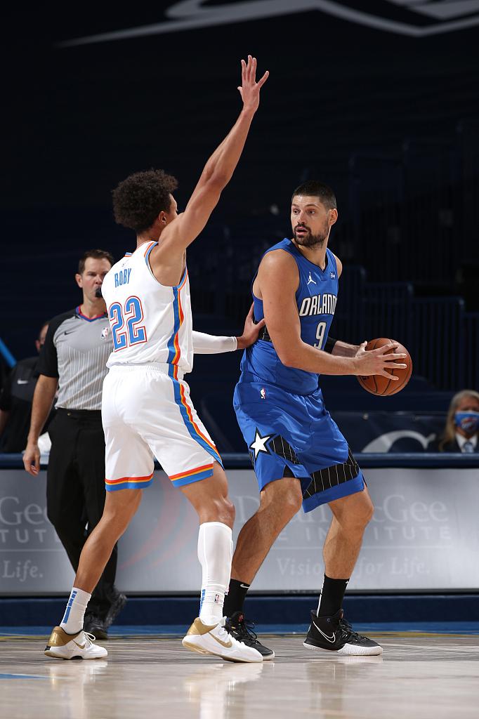 关于人客场击败魔术，保持东部前八位置的信息