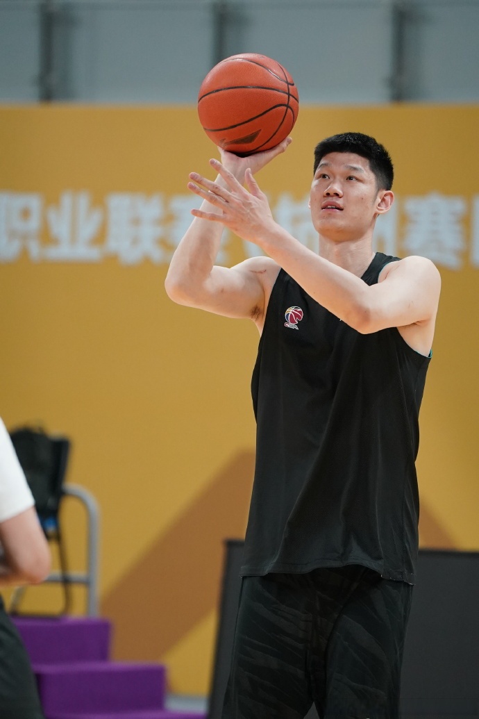 CBA新赛季火爆开战,球队备战精神飙升 CBA新赛季火爆开战,球队备战精神飙升