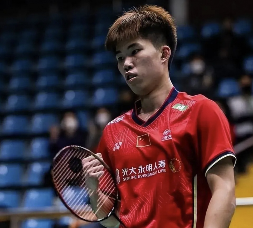 瑞士羽毛球选手勇夺冠军，轰动全场