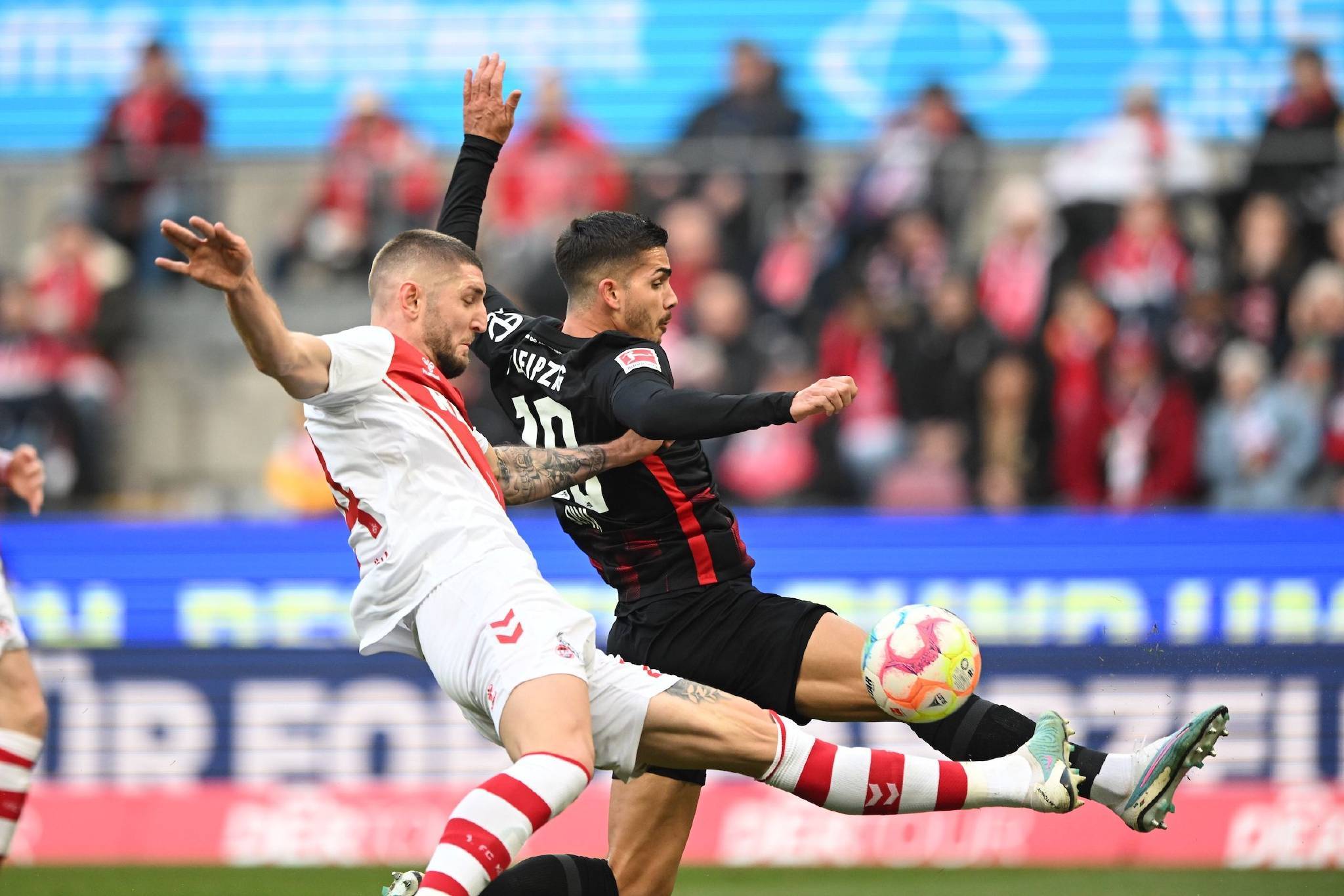 阿贾克斯队力克对手，晋级欧冠决赛