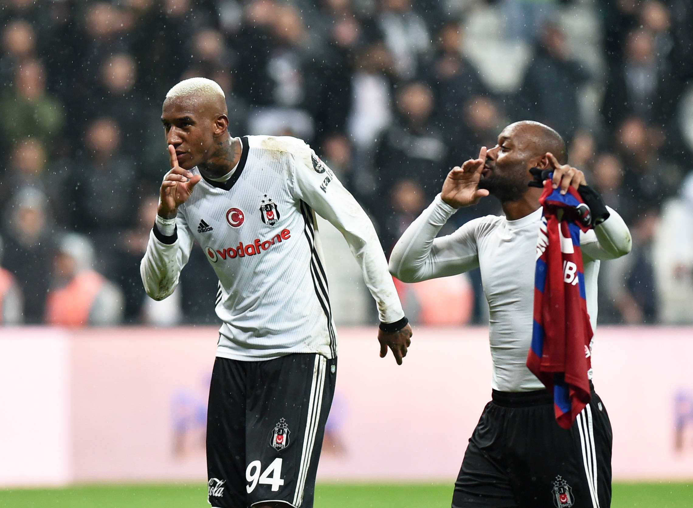 阿贾克斯队力克对手，晋级欧冠决赛