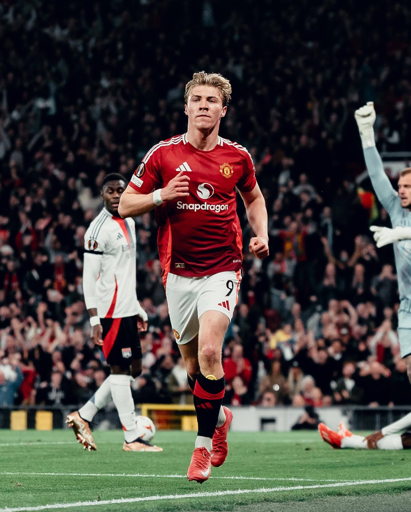 主场战平！曼联球员拼尽全力，锁定欧冠资格