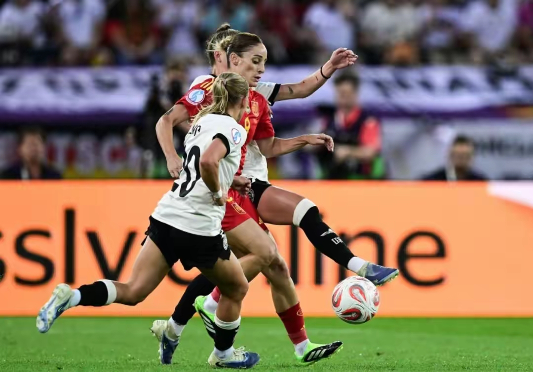 荷兰女足队员在比赛中破门得分