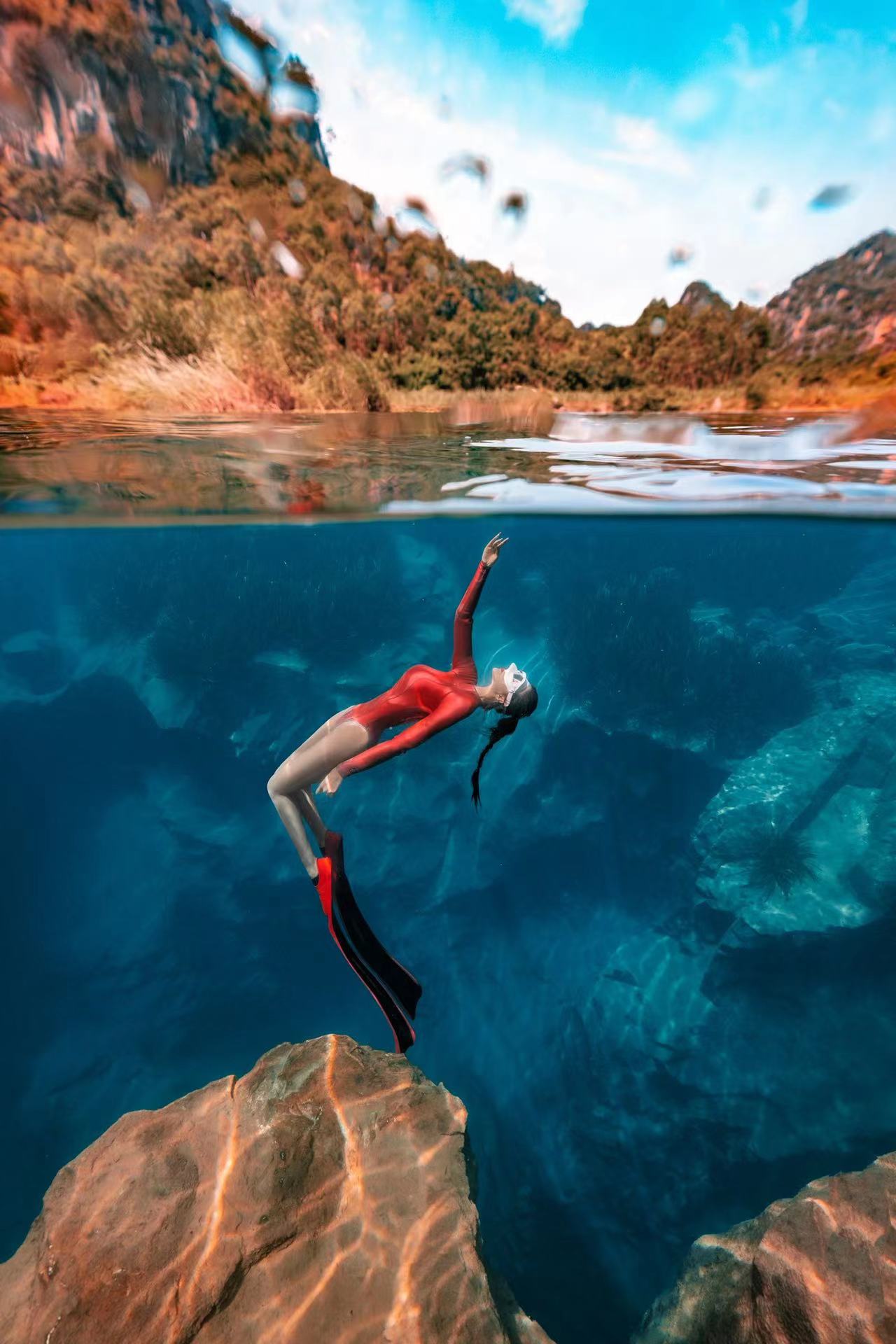 新晋跳水王冠军诠释自由潜水之美的简单介绍