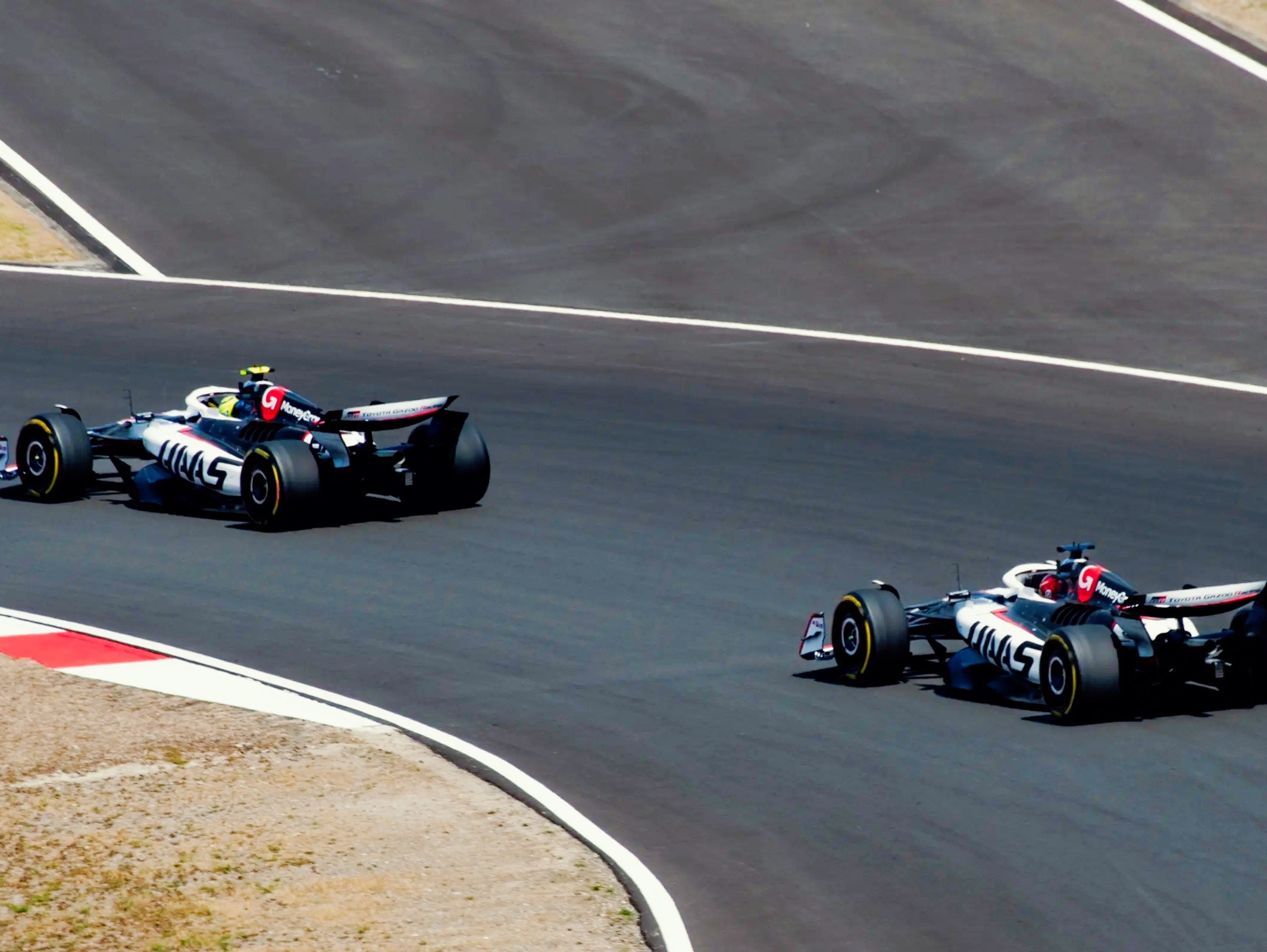 红牛车队绝杀红牛二队，塞恩斯惊艳四座的简单介绍